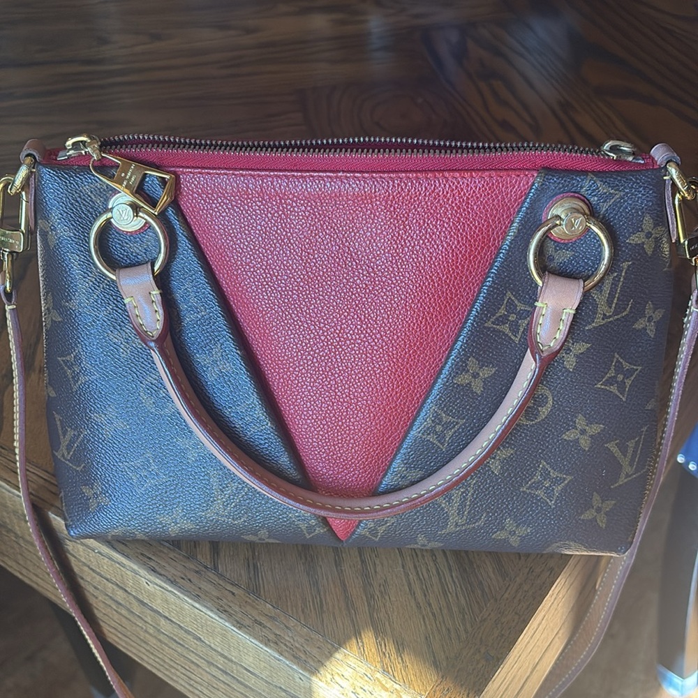Louis Vuitton V Monogram - Picture 2 of 16